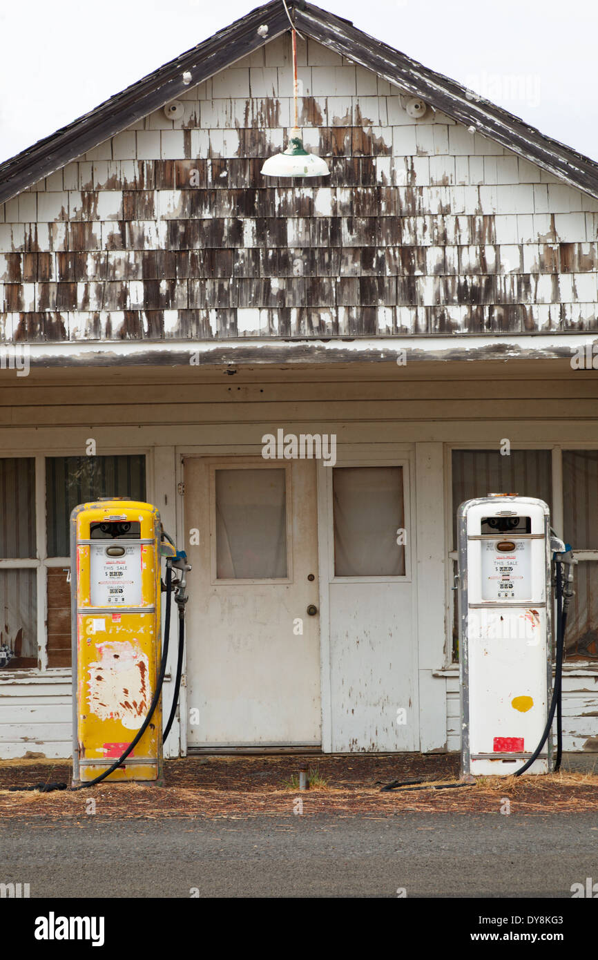 USA, Oregon, Shaniko, old abandoned gas station Stock Photo Alamy