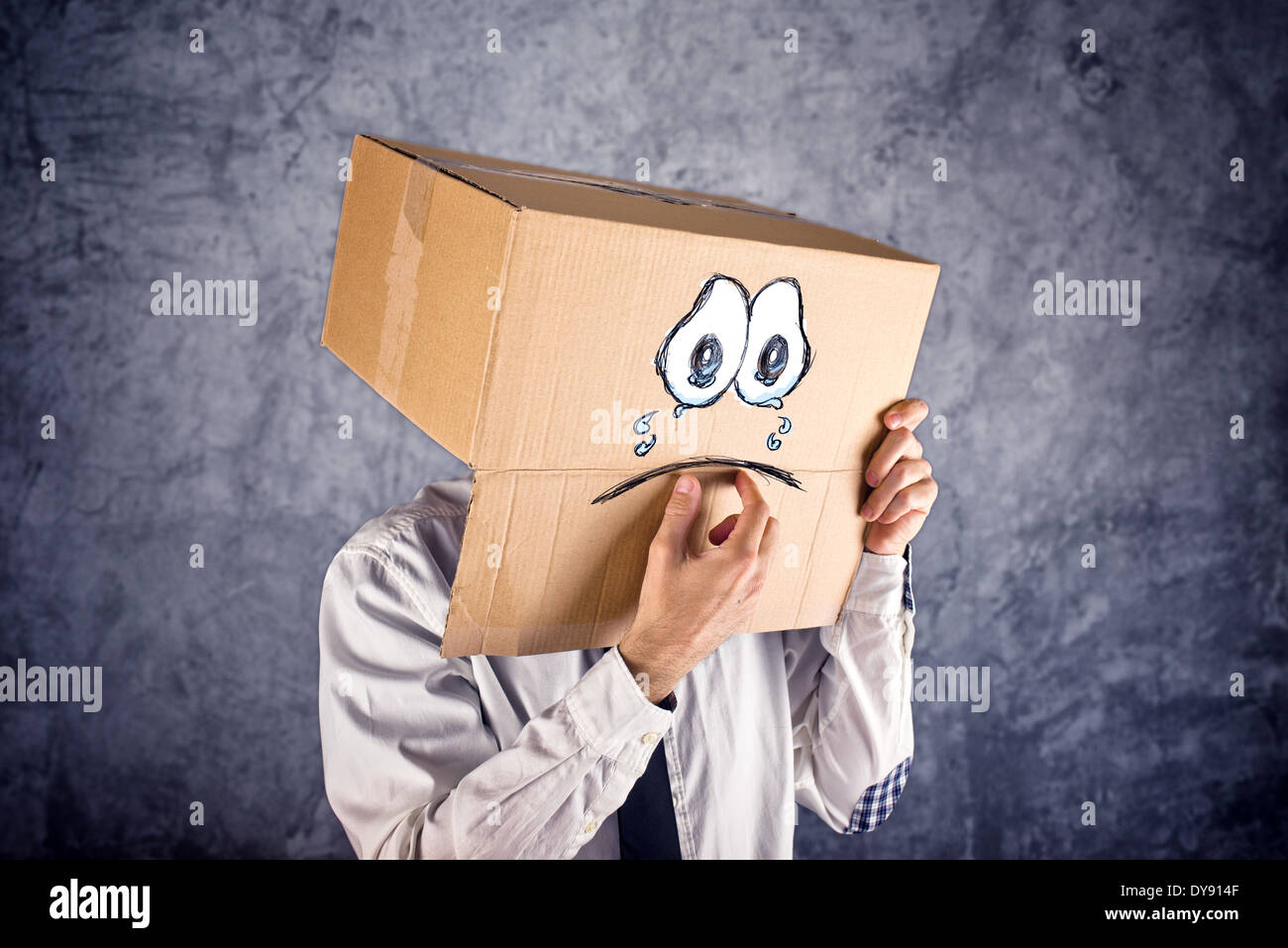 Человек под названием. Человек с коробками. Коробка на голове. Человек в коробке. Человечек с коробкой на голове.