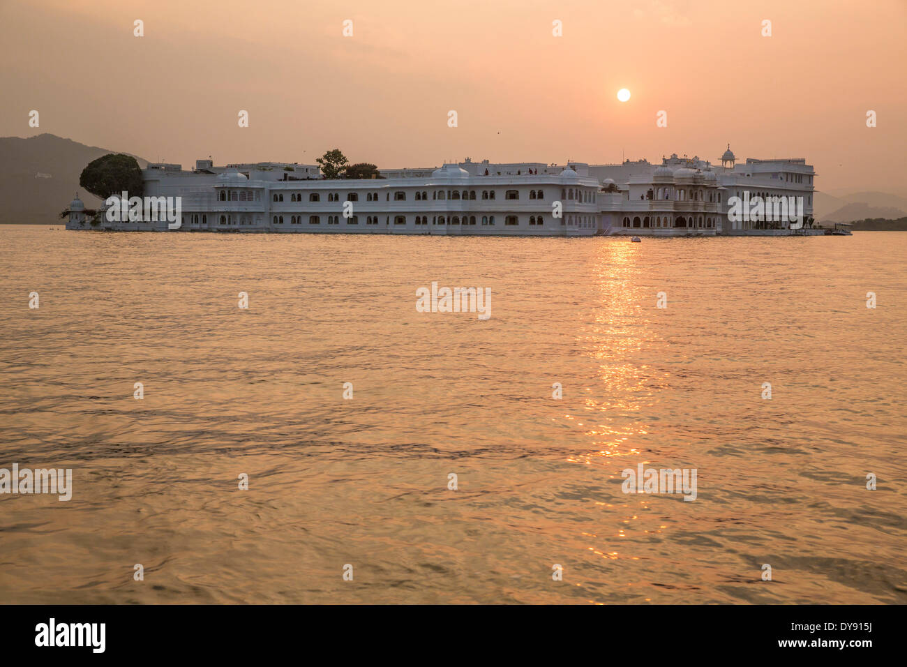 Five-star hotel, hotel, Shiv Nivas, palace, Pichola, lake Pichola, Udaipur, Rajasthan, Asia, India, lake, sundown, sunset, Stock Photo
