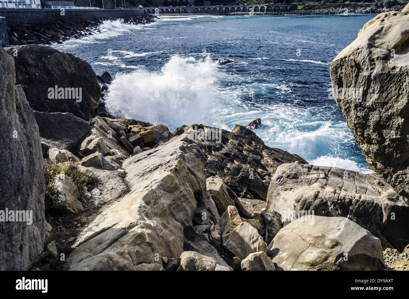 Splashing wave in to the rocks Stock Photo - Alamy