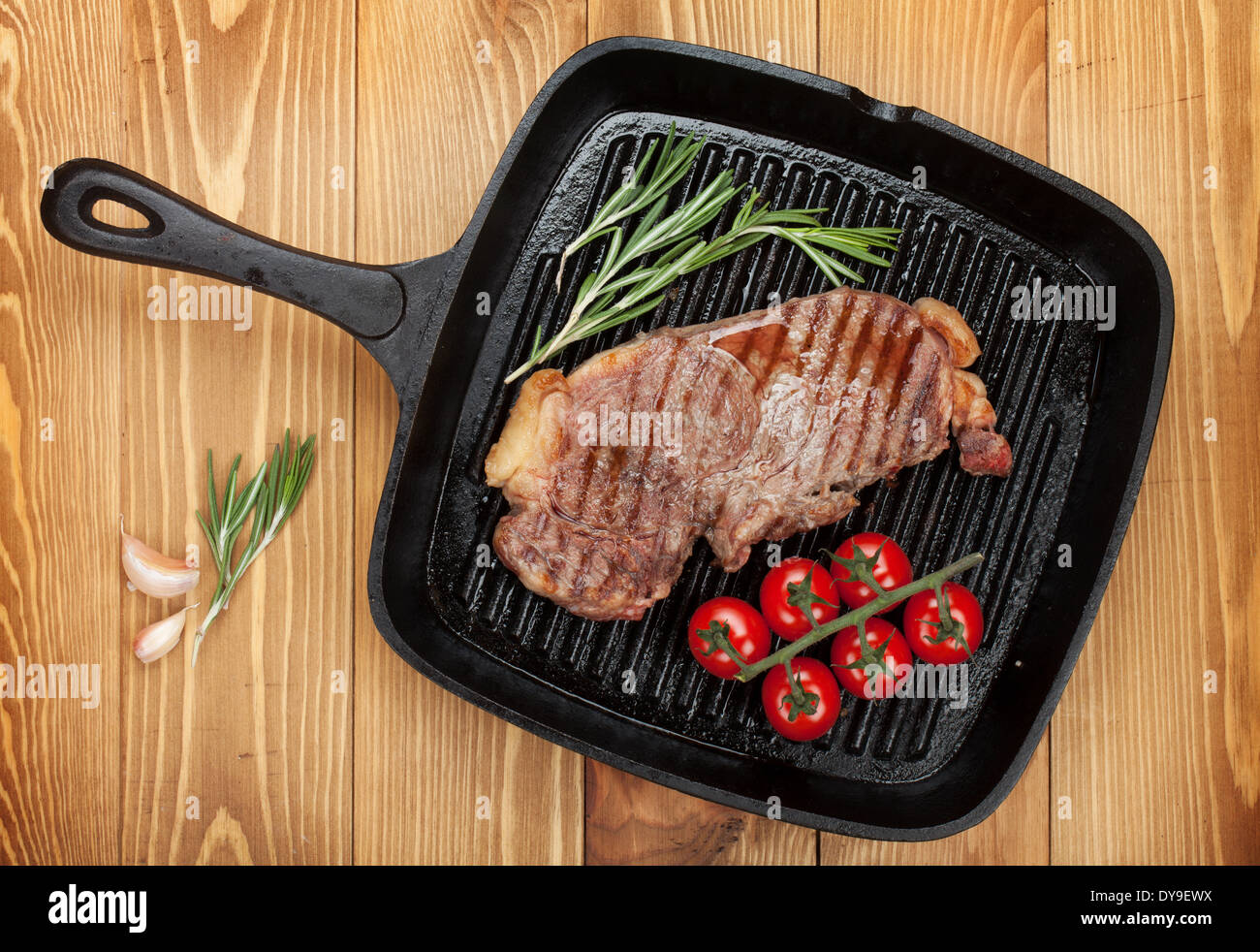 Стейк говяжий рибай. Жареный стейк. Стейк на гриле. Стейк рибай на углях. Стейк на электрогриле.