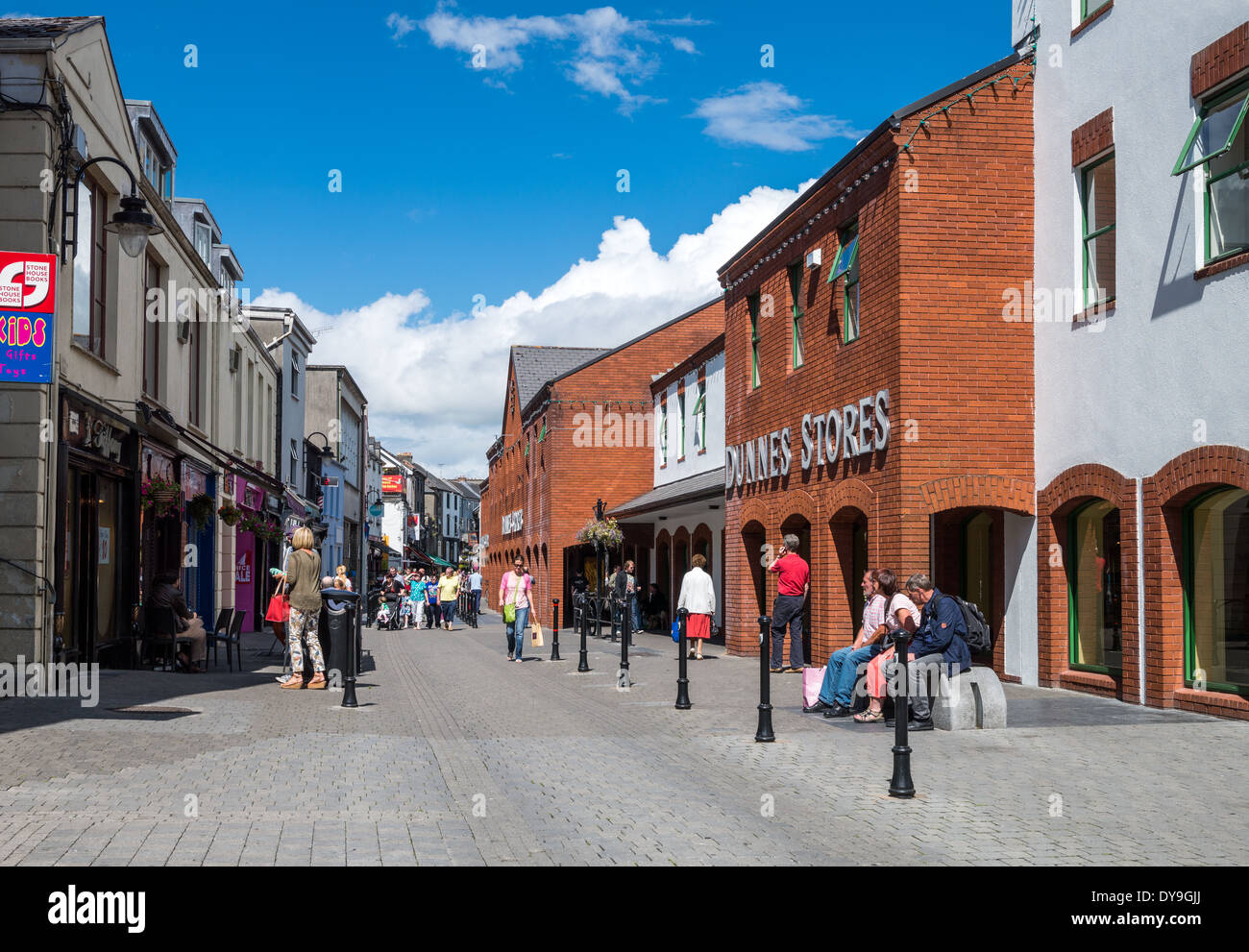 Ireland, Kilkenny, people and shops in Kierans street Stock Photo Alamy