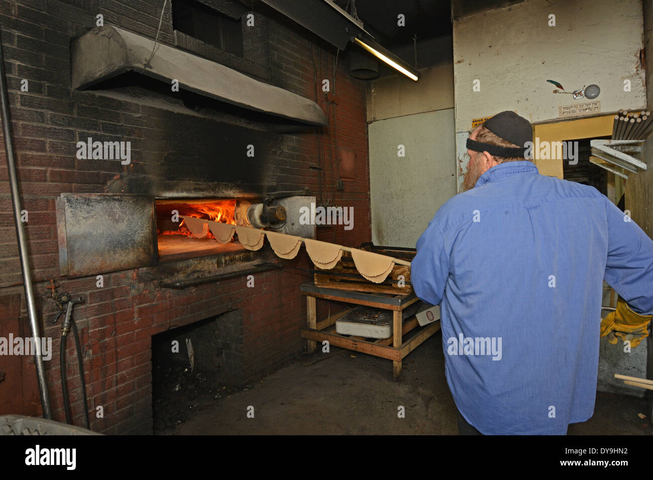 Matzah in oven hires stock photography and images Alamy