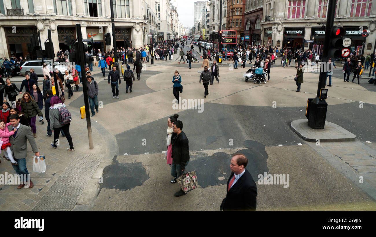 People crossing the road in the pedestrian area of Oxford Circus,  London England UK  KATHY DEWITT Stock Photo