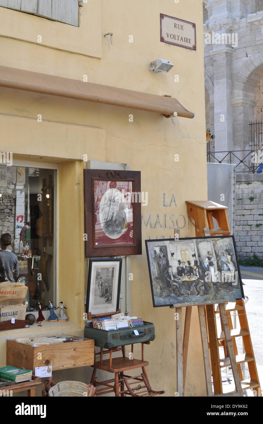 Antique shops in france hires stock photography and images Alamy