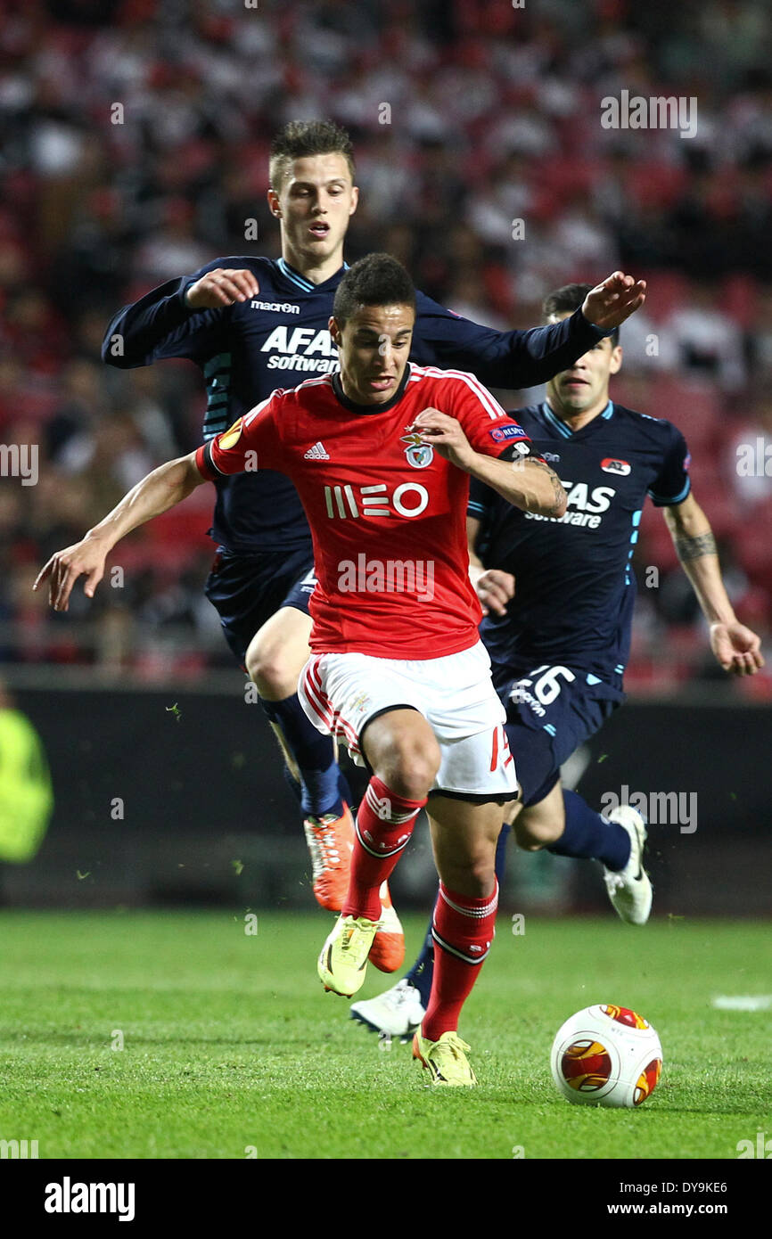 Lisbon, Portugal. 10th Apr, 2014. Benfica's Spanish forward Rodrigo Machado (f) challenges with AZ Alkmaar's defender Jeffrey Gouweleeuw (b) during the match between SL Benfica from Portugal and AZ Alkmaar from Netherlands for the second leg of the Quarter-finals of UEFA Europa League, at Benfica's Luz Stadium in Lisbon Credit:  Action Plus Sports/Alamy Live News Stock Photo