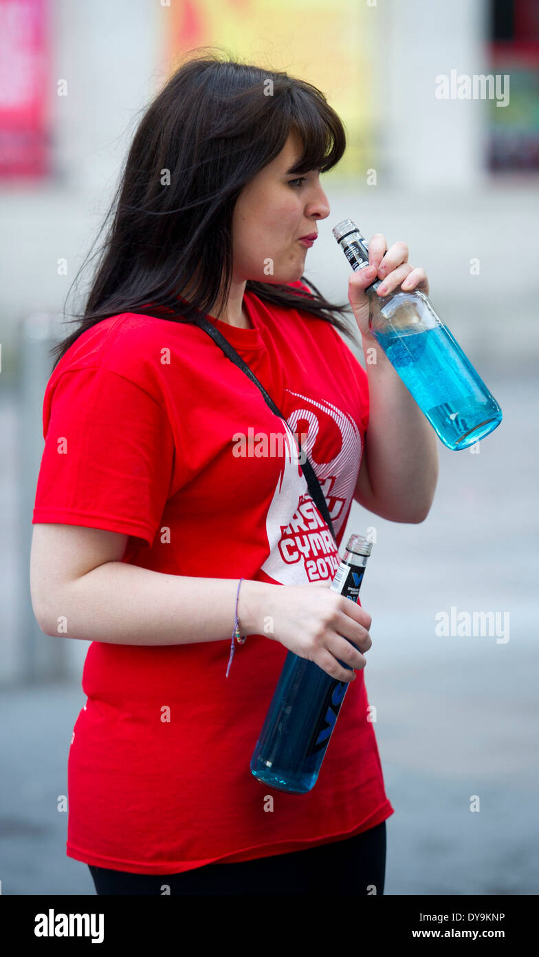 Students drinking alcohol hi-res stock photography and images - Alamy