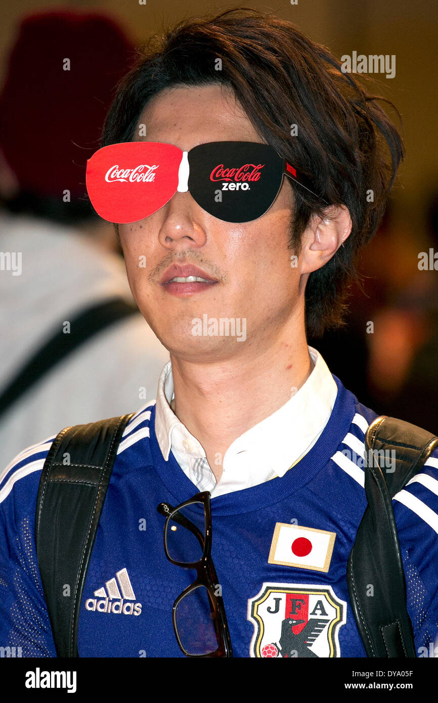 Tokyo, Japan. 11th Apr, 2014. A visitor wears Coca Cola glases at the 'Coca Cola Cup Trophy' event in Shibuya, on April 11, 2014. The tour will be release in Tokyo and Rikuzentakata Tohoku on April 12 under the theme 'Tournament Everyone Lead' to send the spirit to the world from the Northeast Japan. Credit:  Rodrigo Reyes Marin/AFLO/Alamy Live News Stock Photo