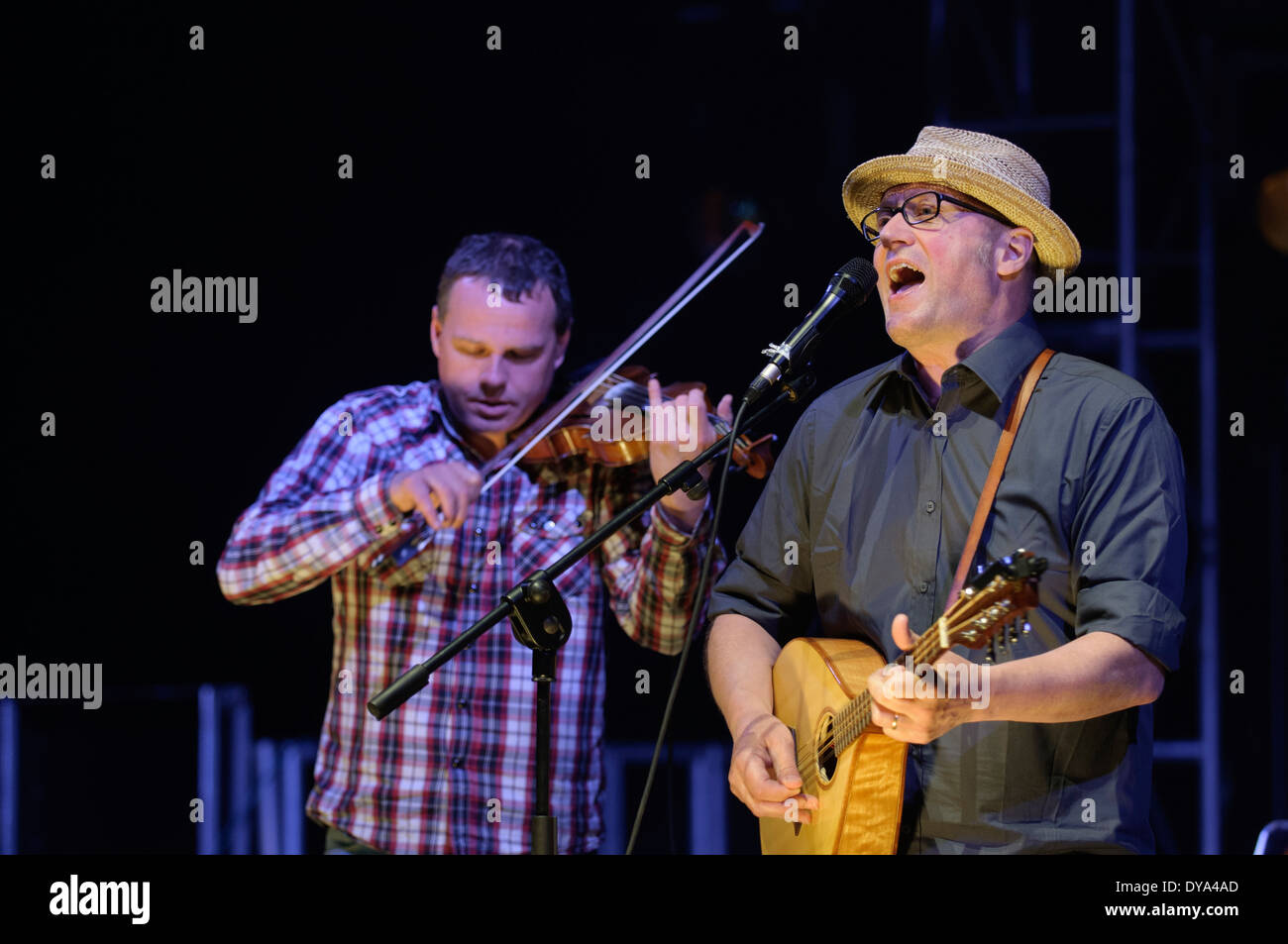 Adrian Edmondson and Andy Dinan of The Bad Shepherds playing in concert Stock Photo