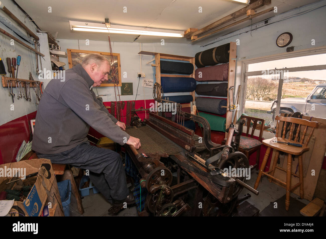 Harris Tweed weaving on a Hattersley Home Loom Stock Photo