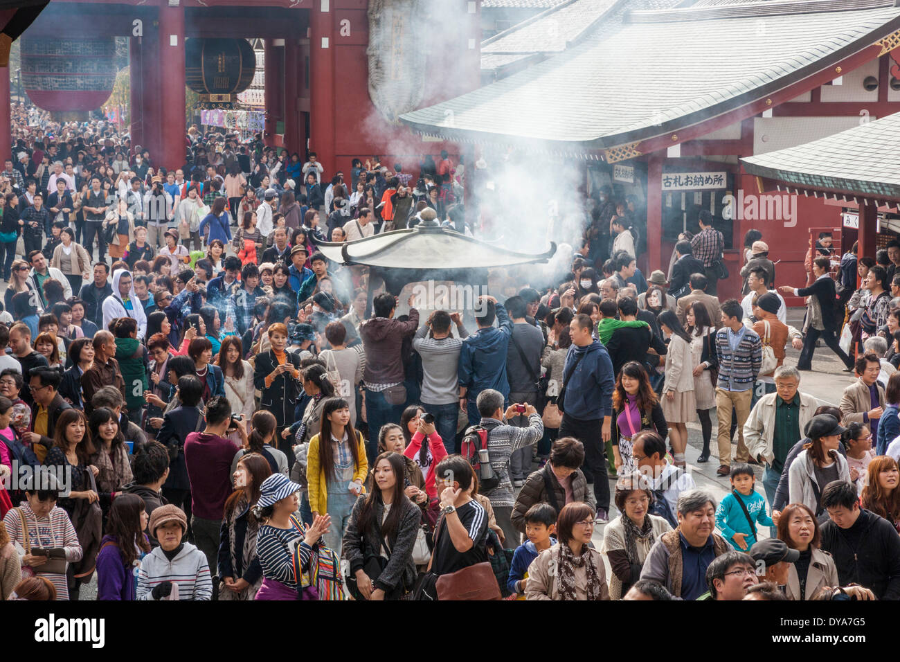 Japan, Honshu, Kanto, Tokyo, Asakusa, Sensoji Temple aka Asakusa Kannon
