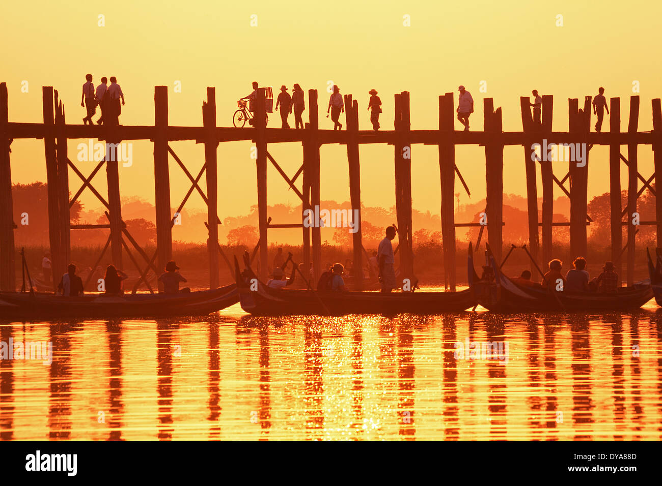 U Bein Bridge at sunset. Amarapura, Myanmar Stock Photo - Alamy
