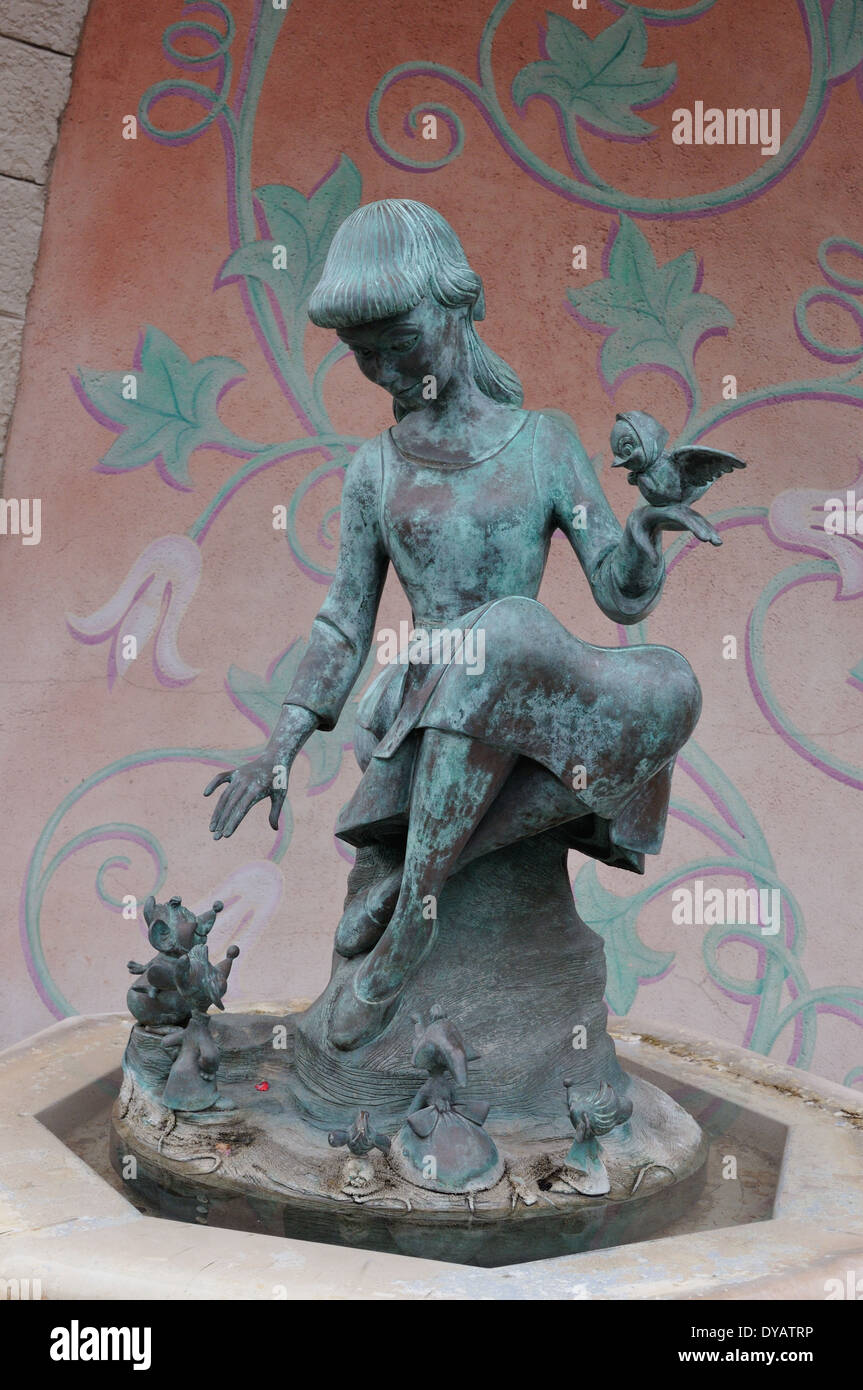 Cinderella statue at DisneyLand Paris Stock Photo - Alamy