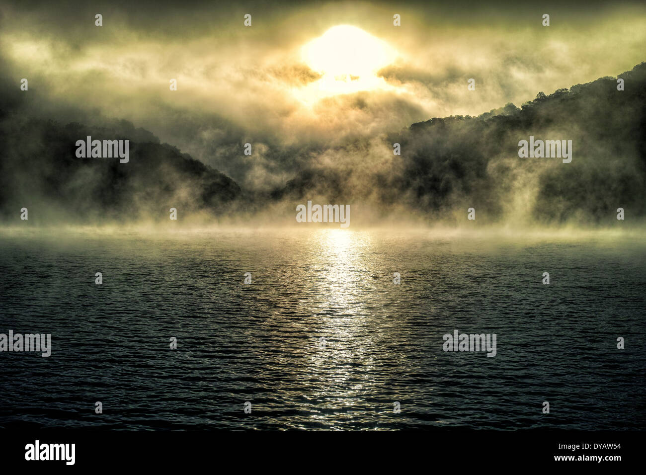 Sunrise over mist hills hi-res stock photography and images - Alamy