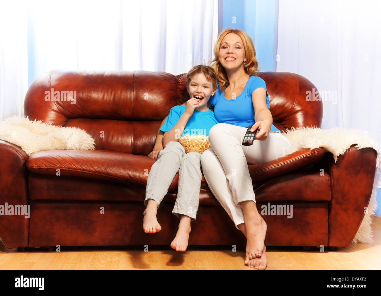 Мамаши на диване. Женщина с сыном на диване. Женщина с сыном на руках на диване. Мама с сыном смотрят ТВ. Мама с сыном на диване домашнее.