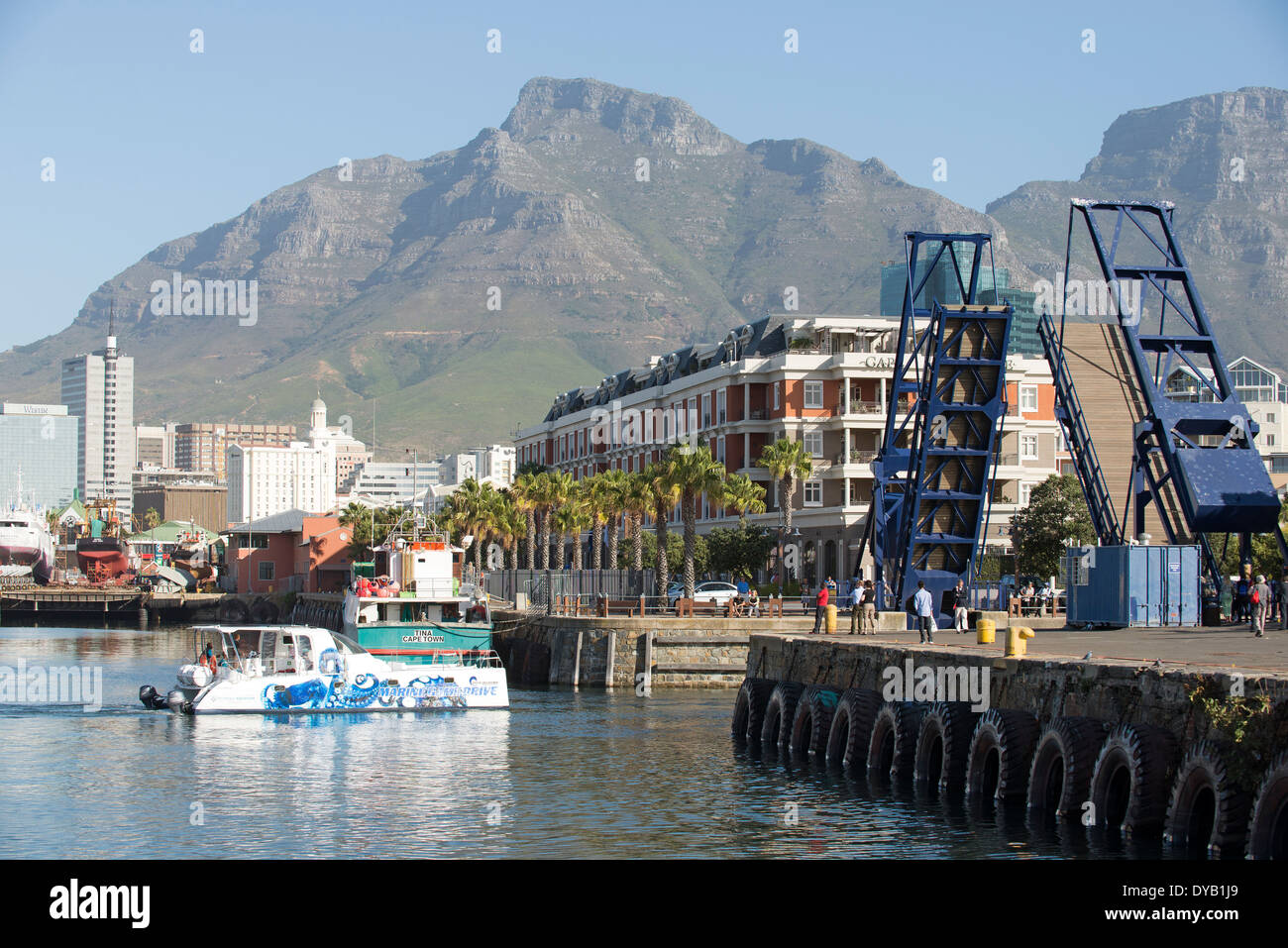 lifting-pedestrian-bridge-cape-town-waterfront-and-table-mountain-south