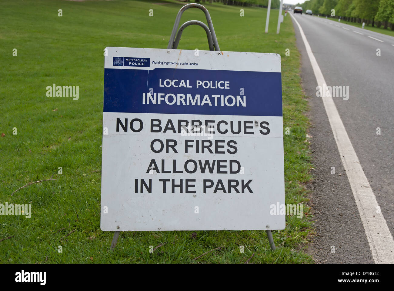 police information sign with redundant apostrophe warning no barbecues or fires are allowed, bushy park, middlesex, england Stock Photo