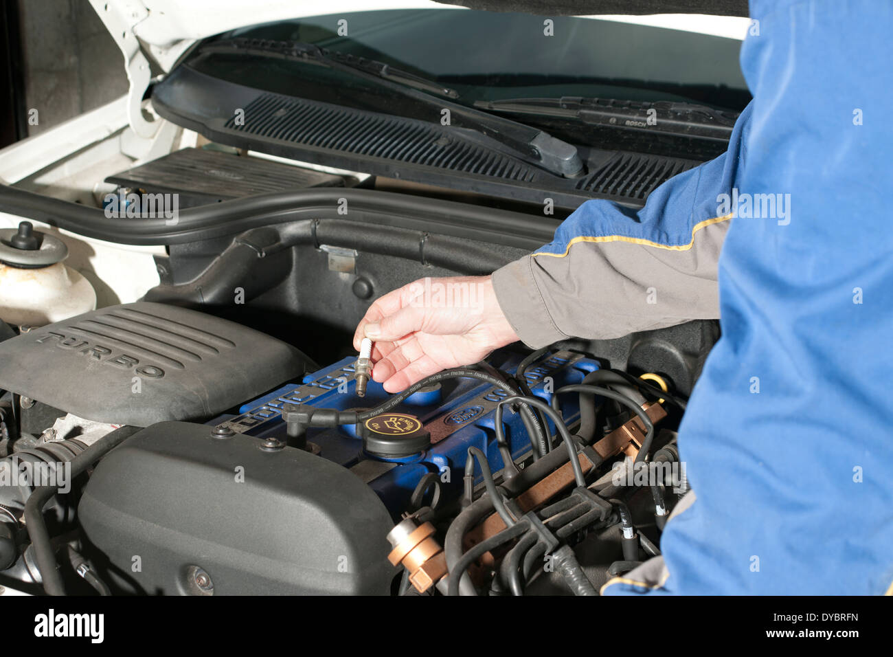 mechanic changing the spark plugs Stock Photo Alamy
