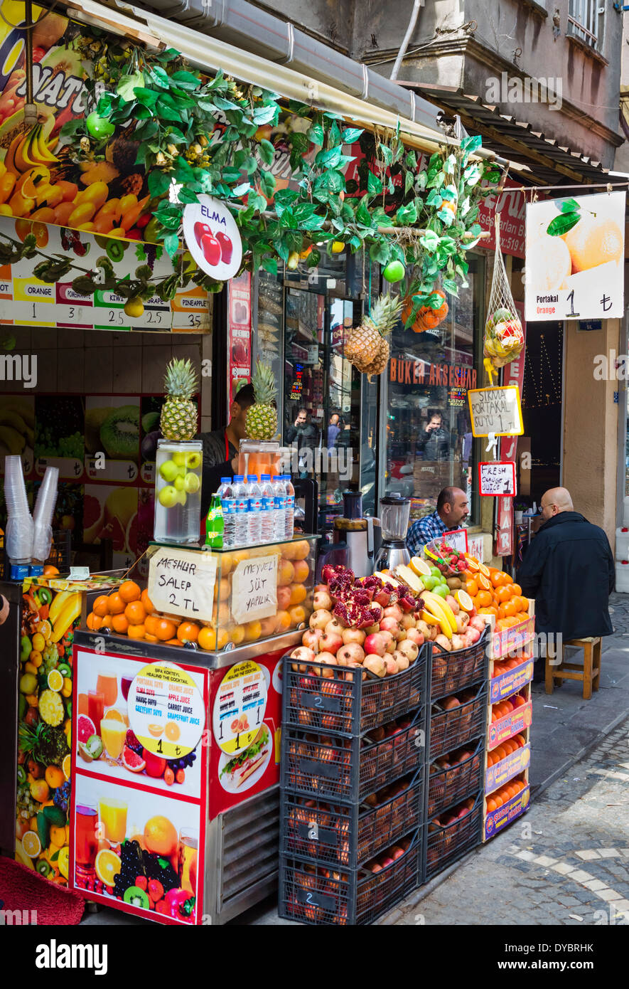 Shop selling fresh fruit juice on a street near the University and Grand Bazaar, Istanbul,Turkey Stock Photo