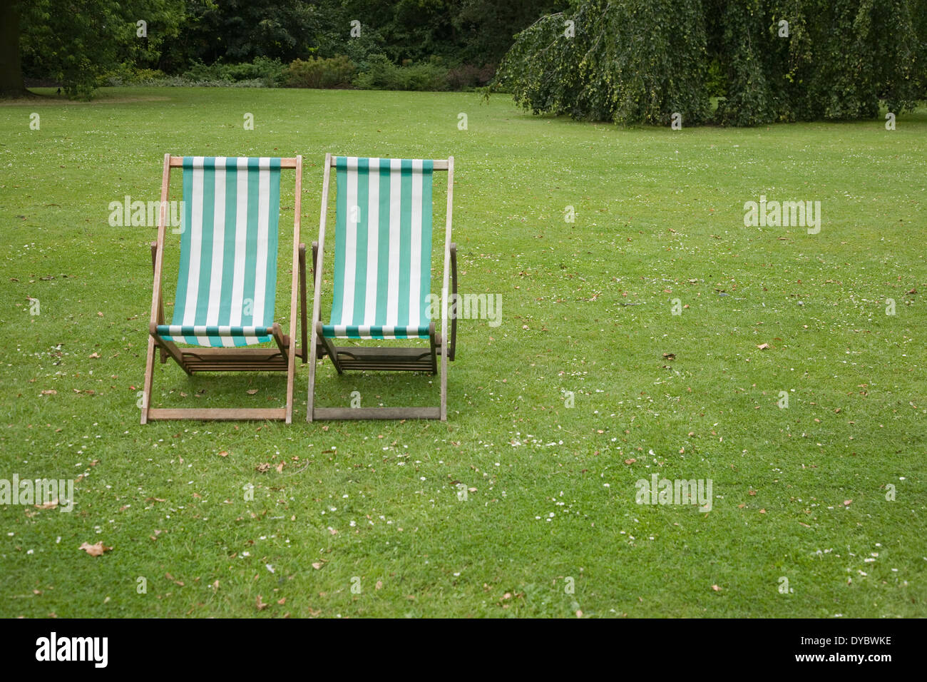 Regents park deck chairs hi-res stock photography and images - Alamy