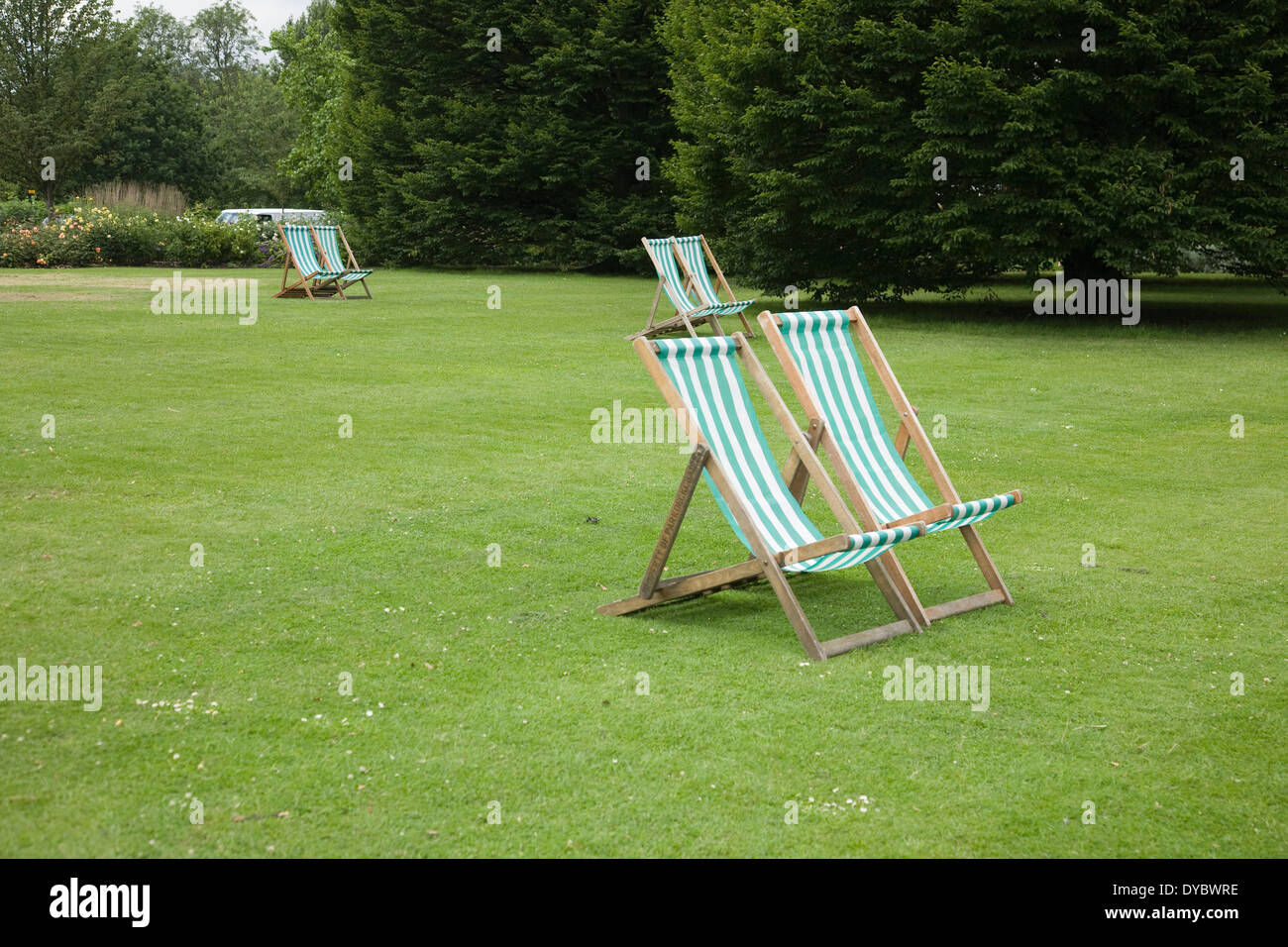 Deck chairs park hi-res stock photography and images - Alamy