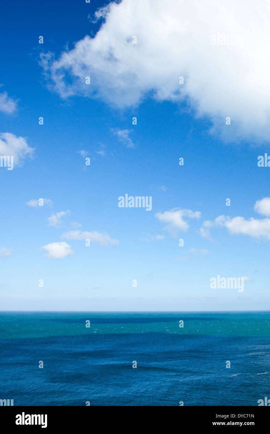 Blue sky background horizon uk hi-res stock photography and images - Alamy