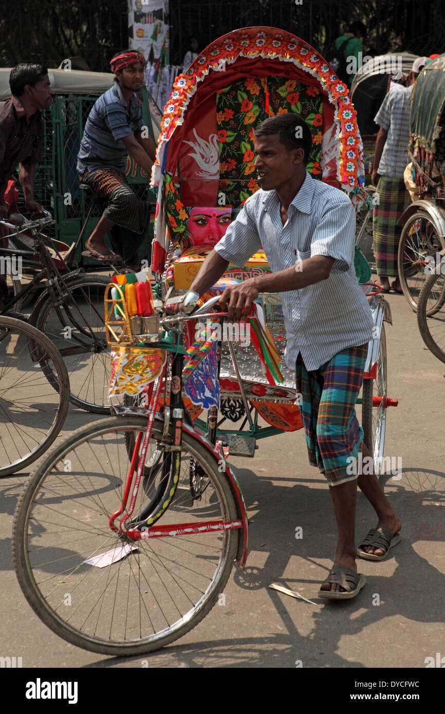 A rickshaw driver in Dhaka, Bangladesh Stock Photo - Alamy