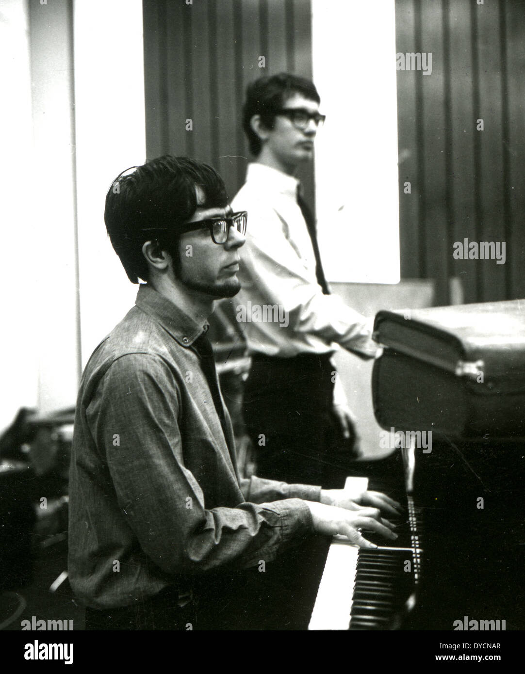 MANFRED MANN pop group in a recording studio in September 1964 with Manfred on piano and Tom McGuiness Stock Photo