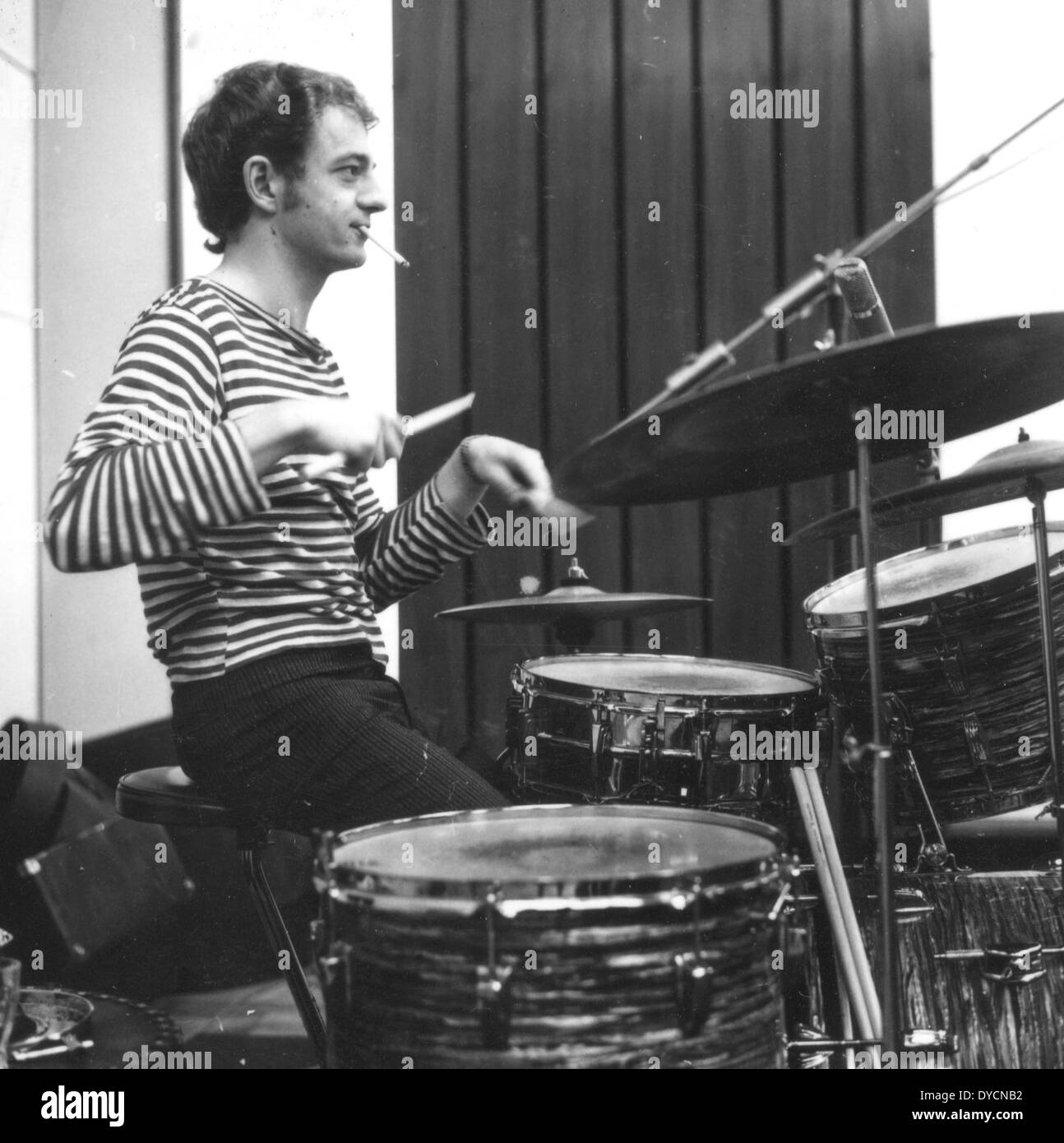 MANFRED MANN pop group in a recording studio in September 1964 with Mike Hugg Stock Photo