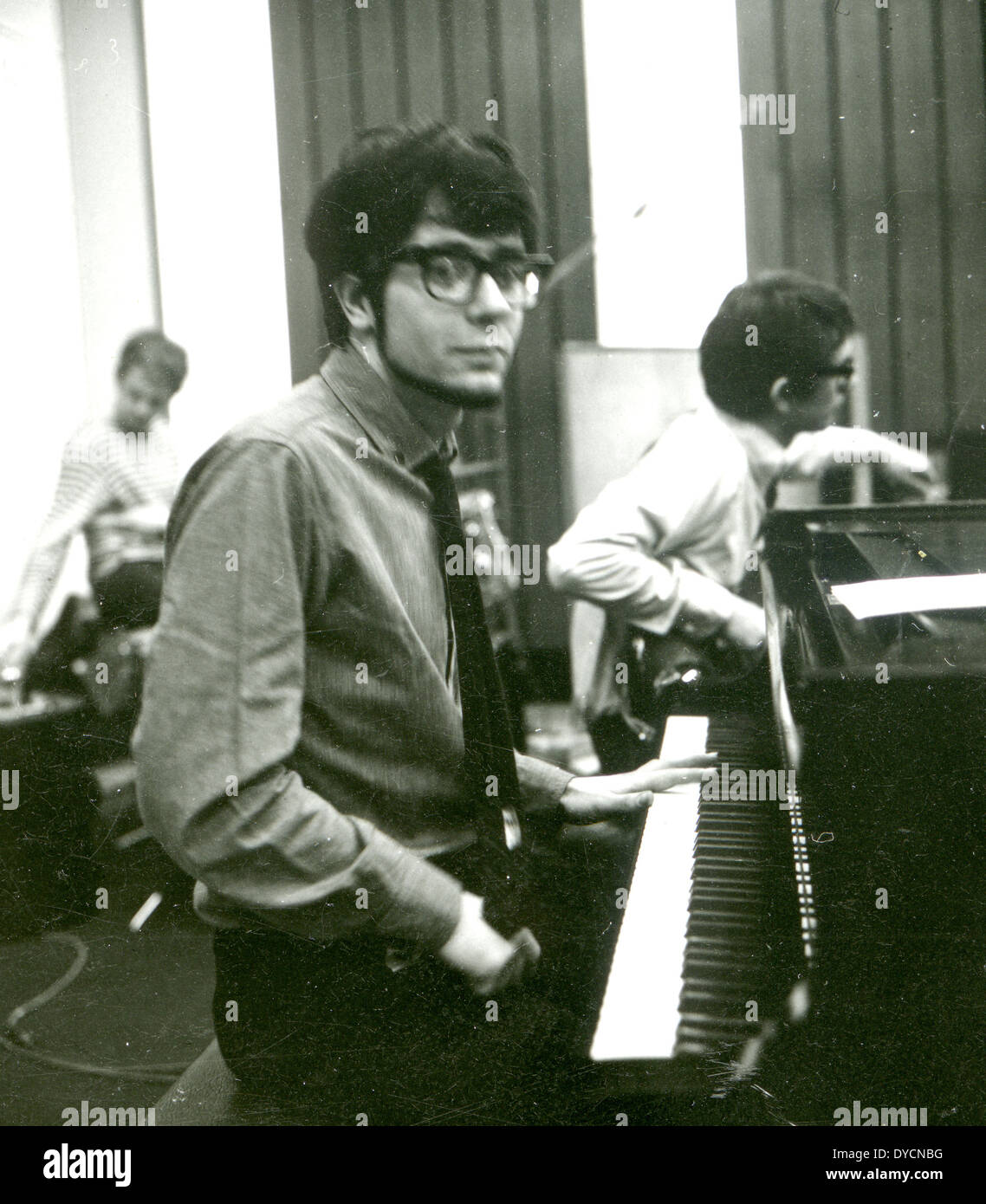 MANFRED MANN pop group in a recording studio in September 1964 from left: Mike Hugg, Manfred Mann, Tom McGuiness Stock Photo