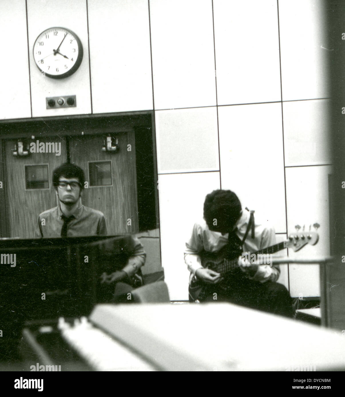 MANFRED MANN pop group in a recording studio in September 1964 with manfred at left and Tom McGuinness Stock Photo