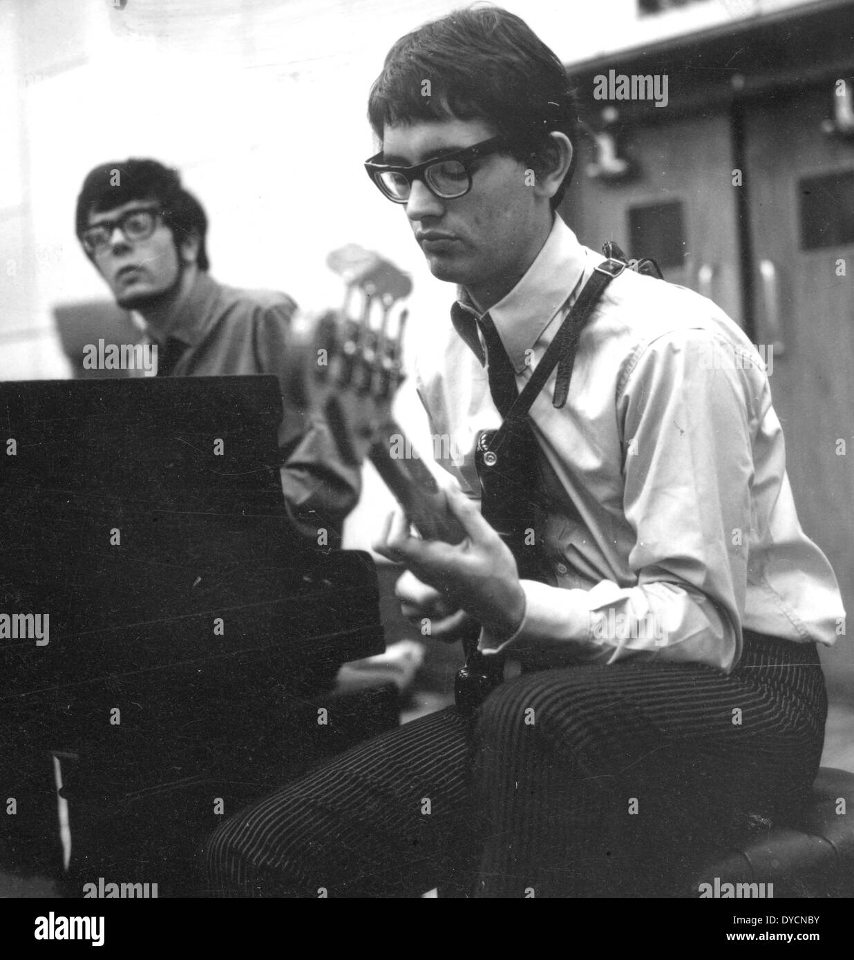 MANFRED MANN pop group in a recording studio in September 1964 with Manfred at left and Tom McGuiness Stock Photo