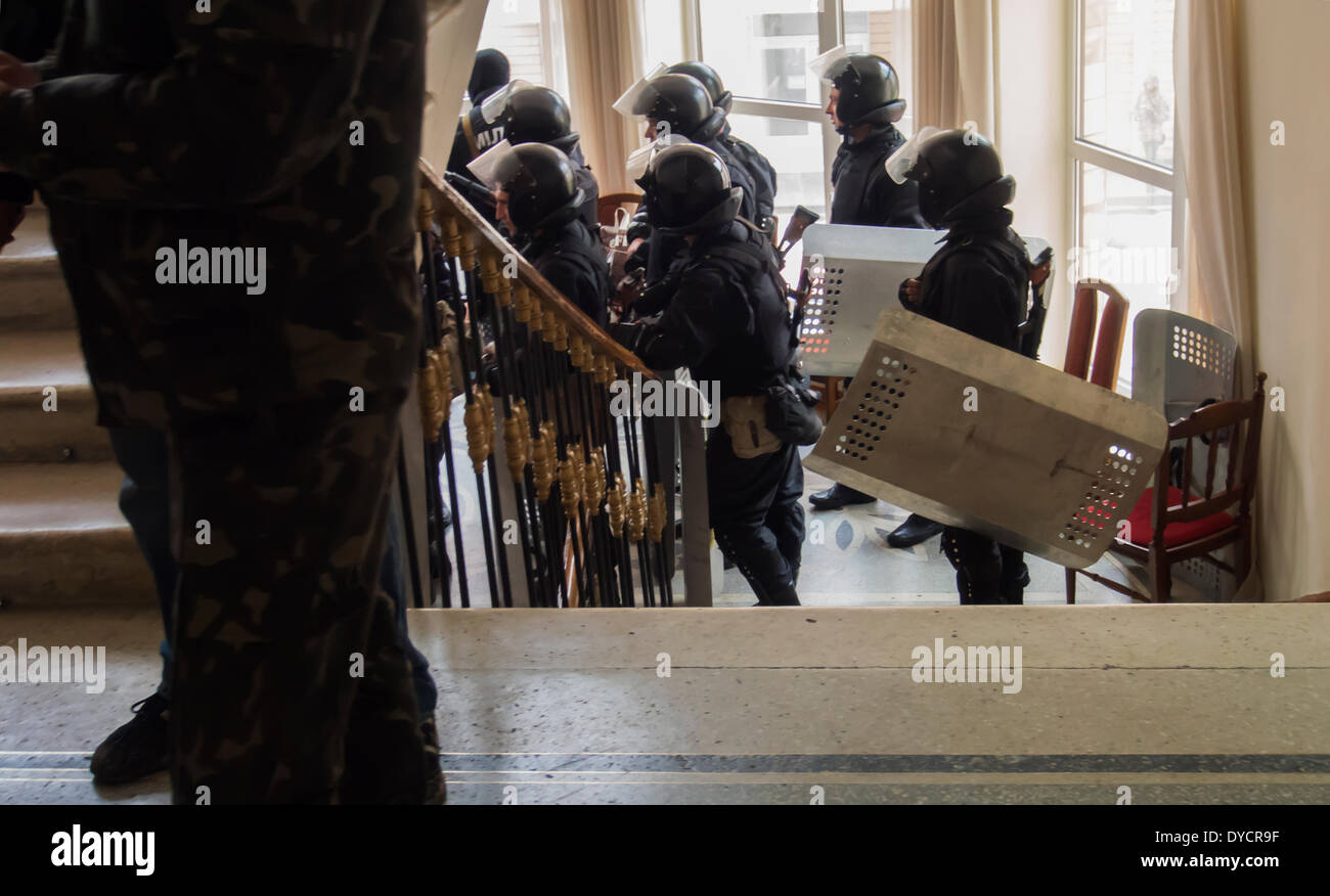 Lugansk, Ukraine. 14th Apr, 2014. UUkraine riot police officers guard an entrance of the Ukrainian regional administration building to prevent Pro-Russian activists attacking it --- Armed pro-Russian militants holed up in the Ukrainian regional office of the Security Service in Lugansk and refused to give up their arms and vowed to fight off any efforts by the state to dislodge them. Credit:  Igor Golovnov/Alamy Live News Stock Photo