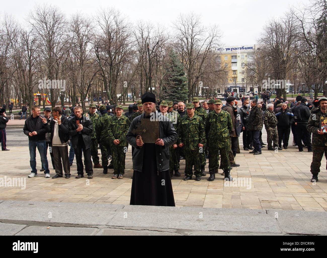 Lugansk, Ukraine. 14th Apr, 2014. People pray for a peace next to the Ukrainian regional administration building. They came accompanied by nearly two hundred of their supporters --- Armed pro-Russian militants holed up in the Ukrainian regional office of the Security Service in Lugansk and refused to give up their arms and vowed to fight off any efforts by the state to dislodge them. Credit:  Igor Golovnov/Alamy Live News Stock Photo
