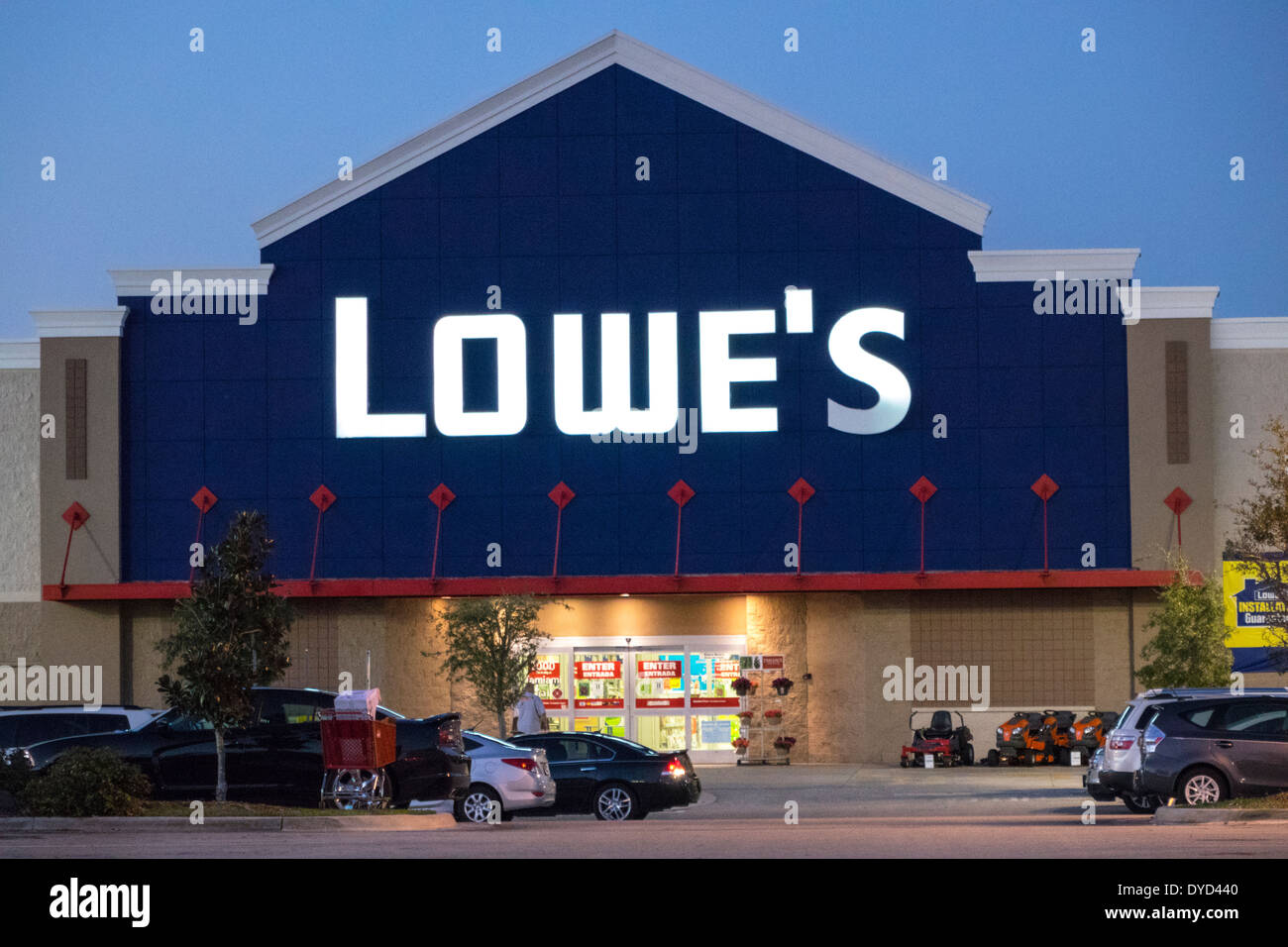 Lowes front entrance hi-res stock photography and images - Alamy