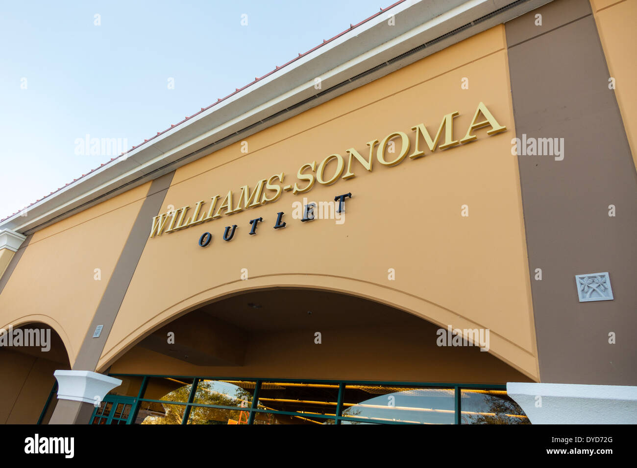 Vero Beach Florida,Vero Beach Outlets,WilliamsSonoma Outlet,kitchen accessories,sign,logo,front
