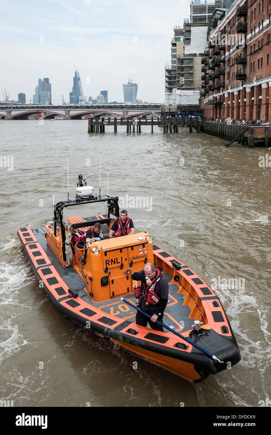 The crew of the RNLI boat Hurley Burly search the River Thames for a body. Stock Photo