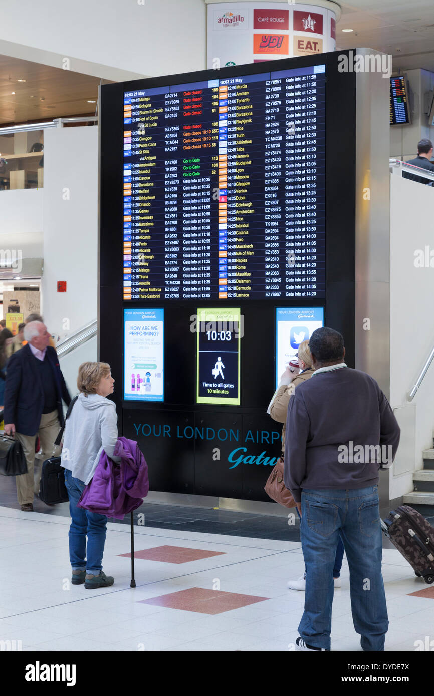London gatwick departure board hi-res stock photography and images - Alamy
