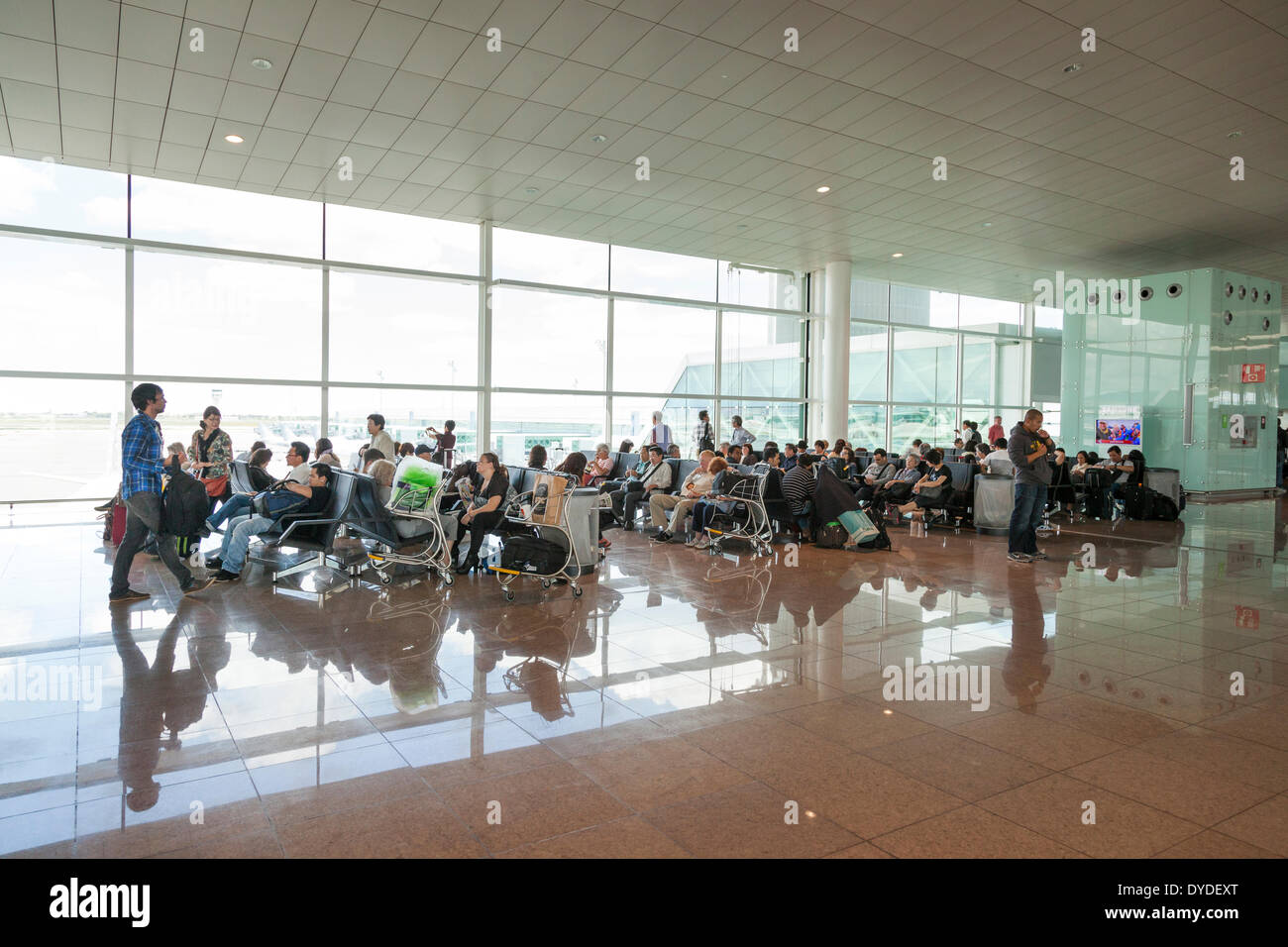 Barcelona airport hi-res stock photography and images - Alamy