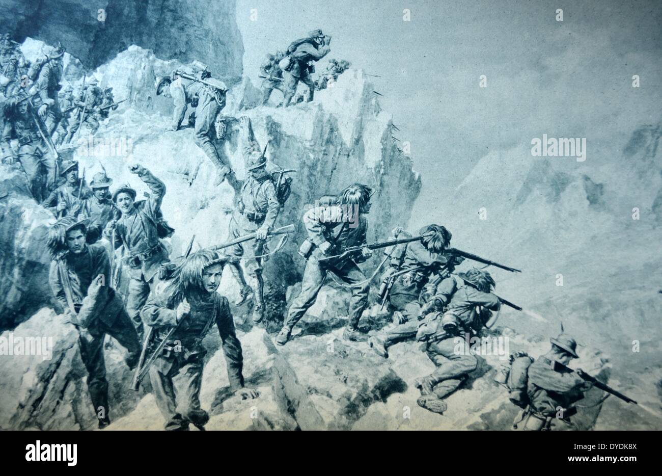 Trained mountaineers as well as soldiers - Italy's famous Alpine troops forcing a frontier pass in the Carnic Alps. World War One, 1915. Stock Photo
