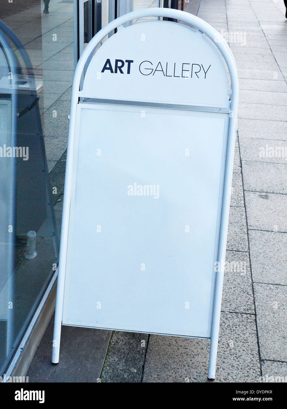 Empty art gallery hi-res stock photography and images - Alamy