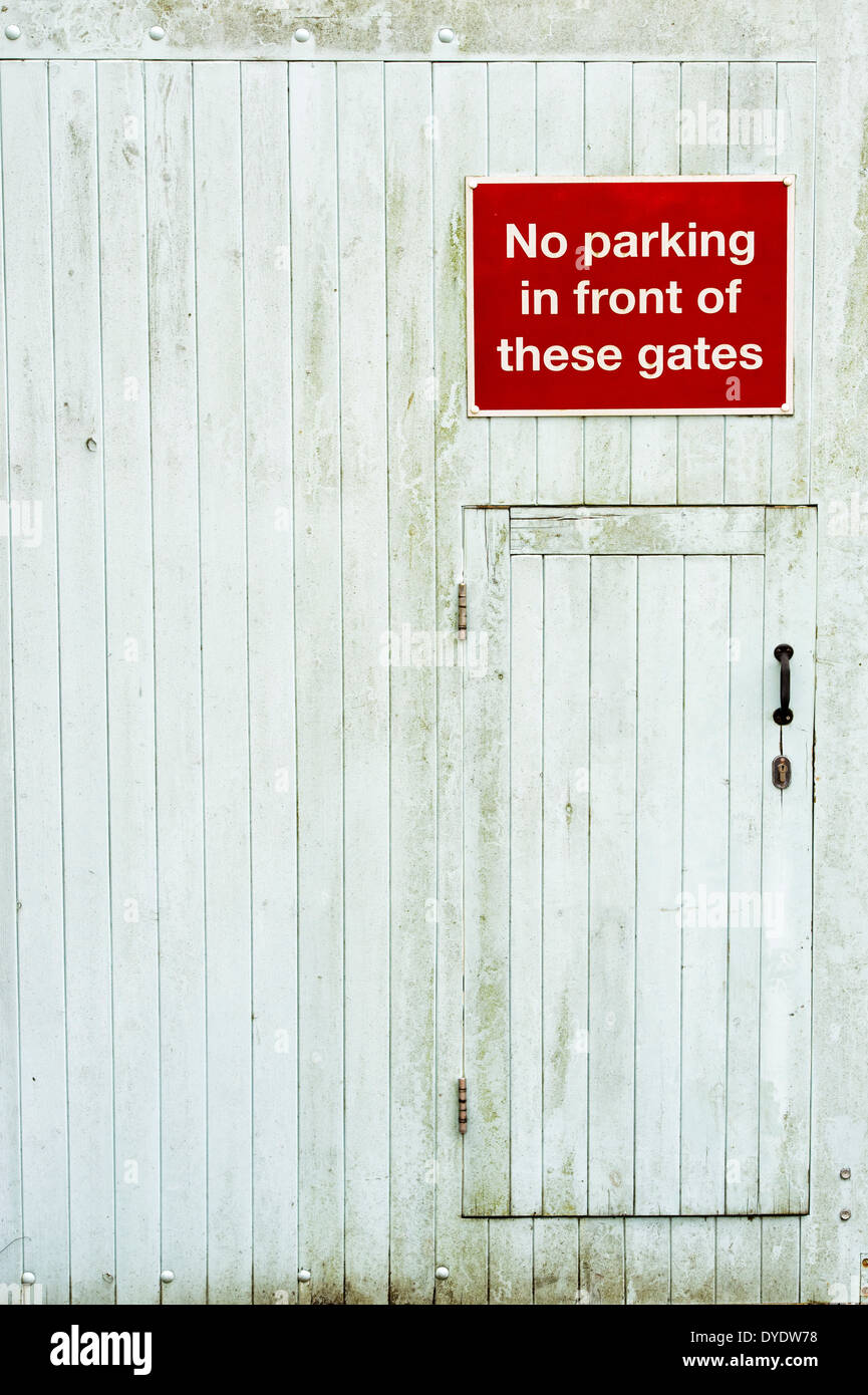 No parking warning signs hi-res stock photography and images - Alamy