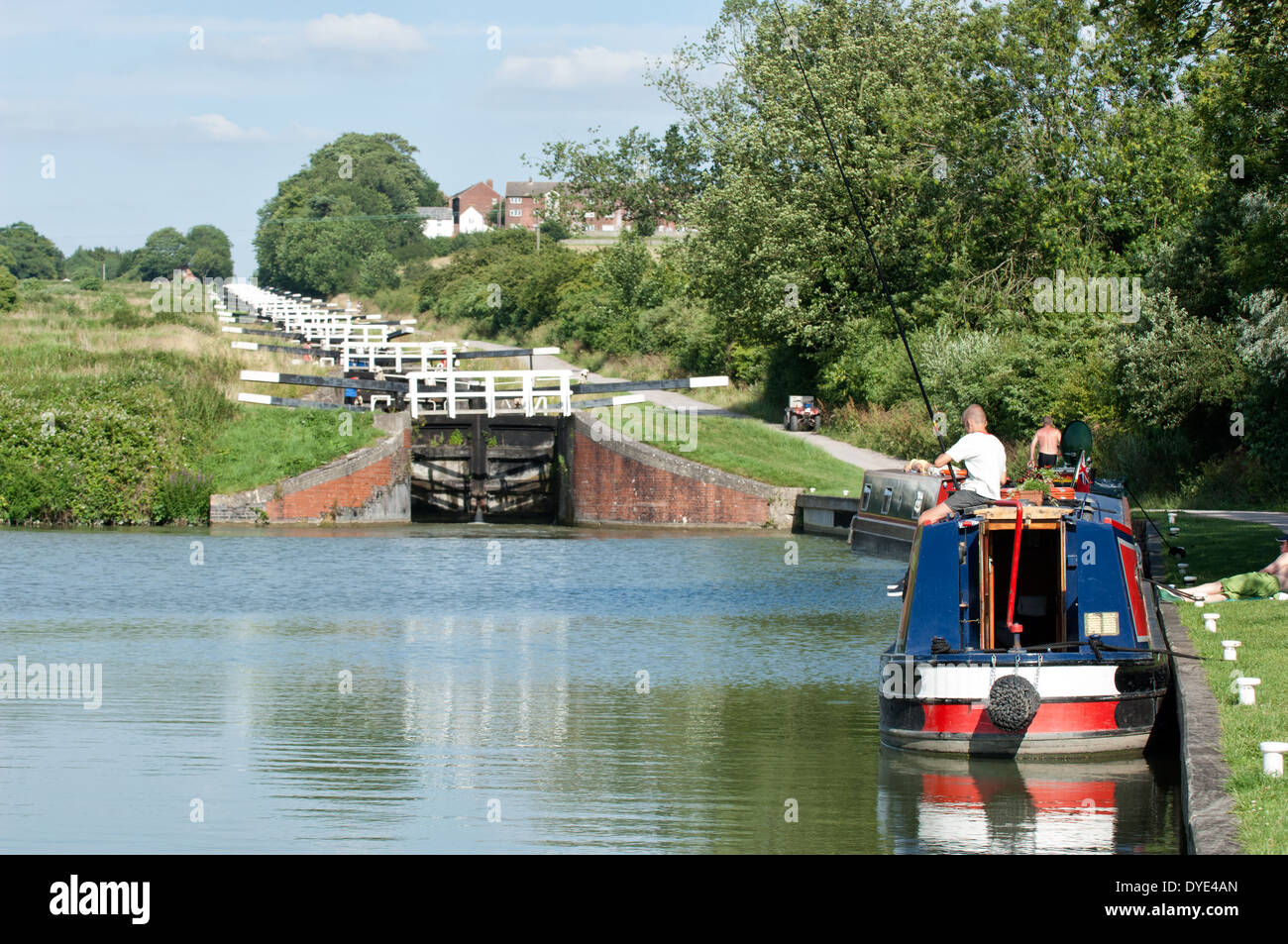 A narrowboat moored at the bottom of the flight of locks on the Kennet & Avon canal at Caen Hill near Devizes, Wiltshire, UK Stock Photo