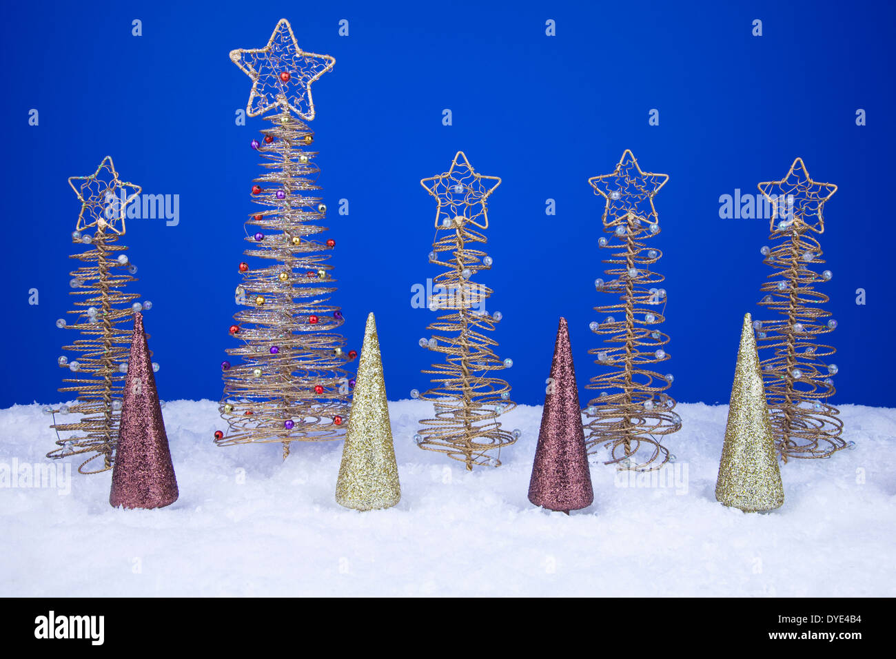 Gold ornaments christmas tree hi-res stock photography and images - Alamy