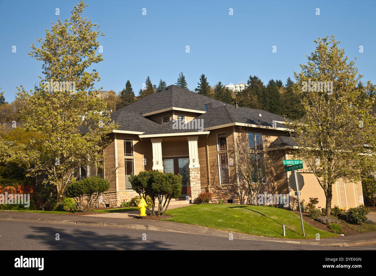 Manicured residential family house in Clackamas Oregon Stock Photo Alamy