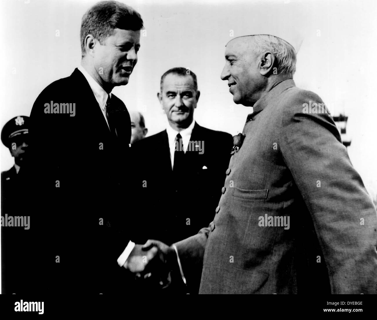 Jawaharlal Nehru 14 November 1889 – 27 May 1964. first Prime Minister of India (1947-1964), and a central figure in Indian politics for much of the 20th century. Shown meeting President Kennedy 1962 Stock Photo