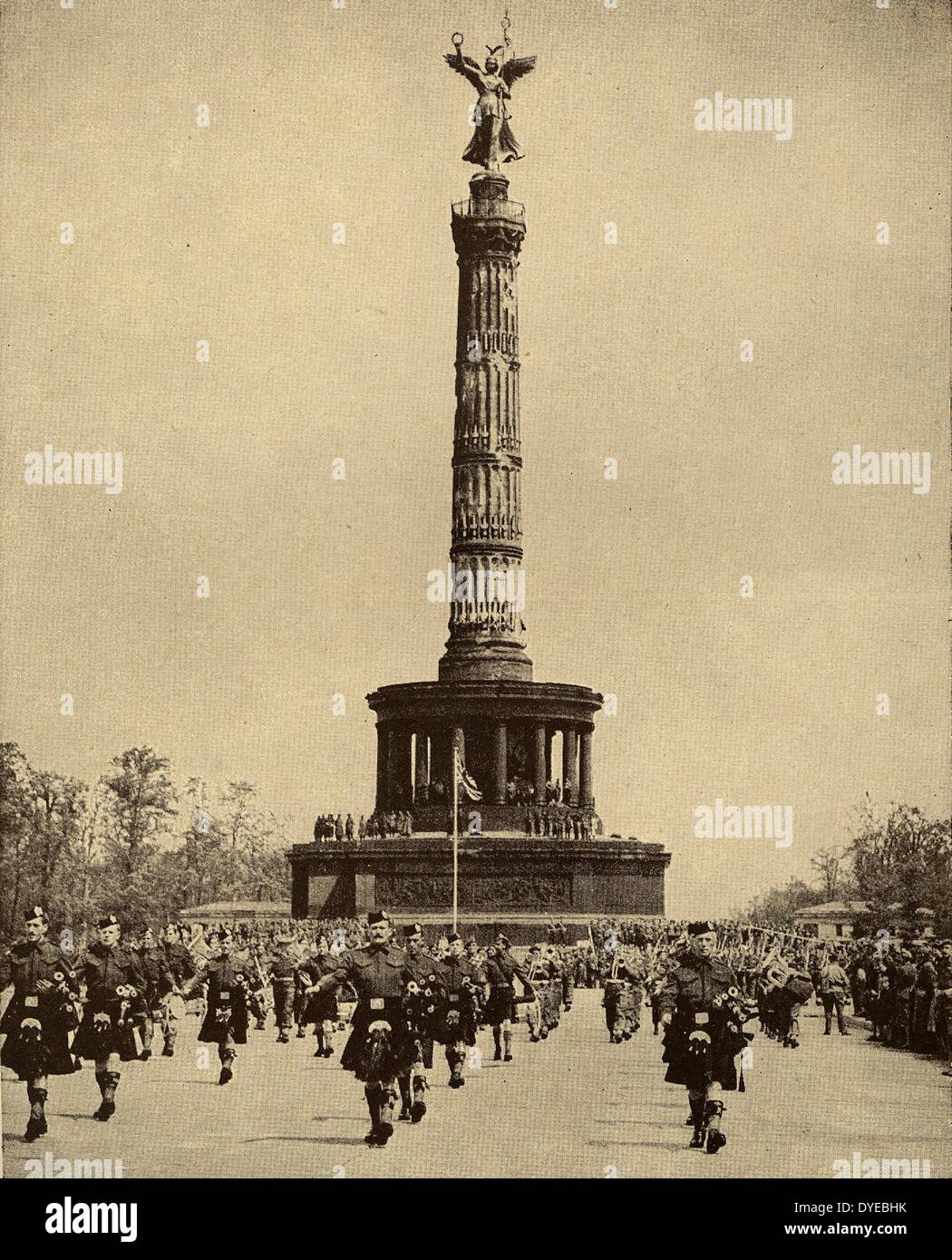 Scottish (British) troops parade near the Siegessäule monument in Berlin, Germany. Designed by Heinrich Strack after 1864 to commemorate the Prussian victory in the Danish-Prussian war Stock Photo