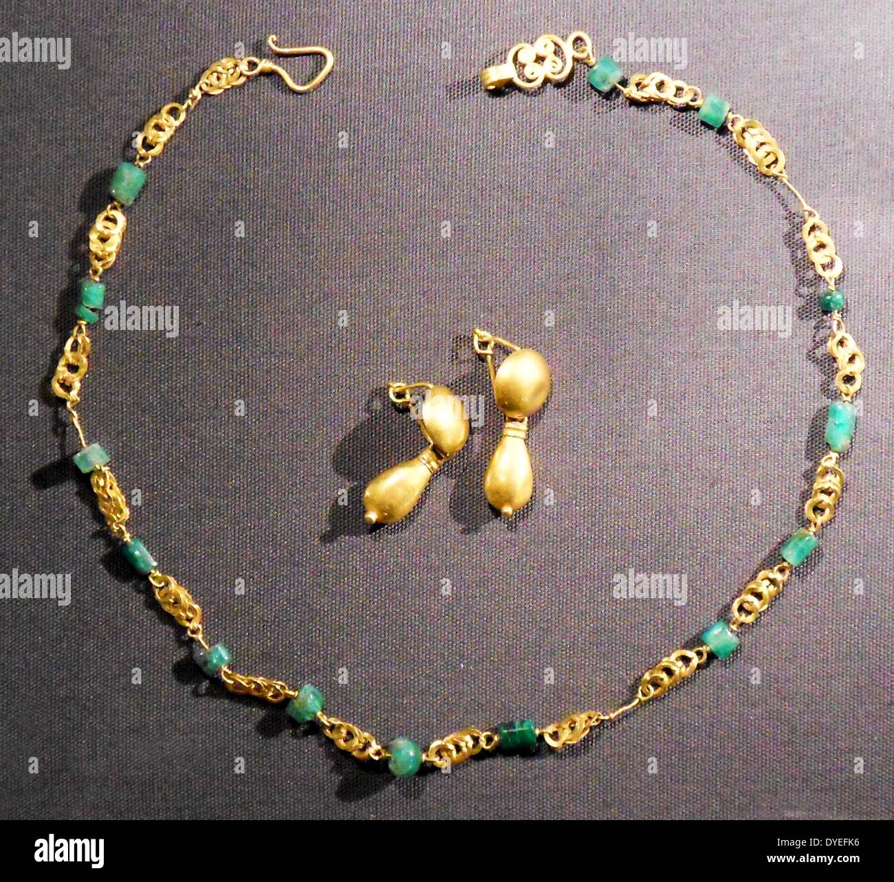 Gold necklace and earrings set hi-res 