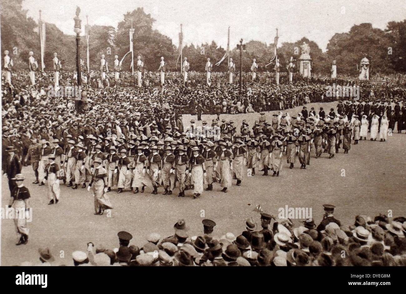 Victory parade London July 1919. Nurses who took part in World War I pass in front of Buckingham Palace. Stock Photo