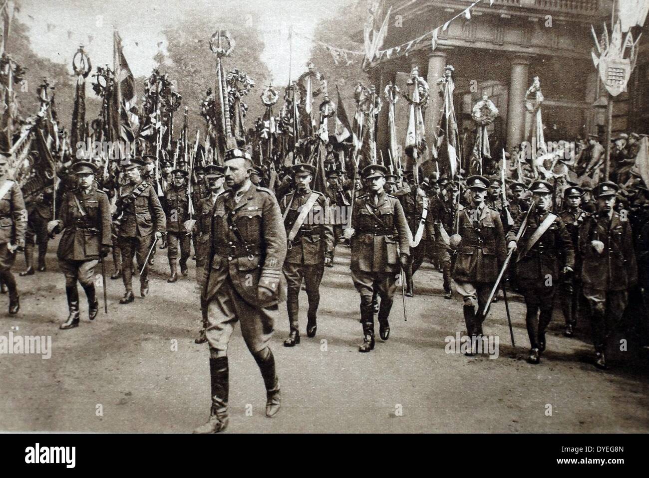 Victory parade London July 1919. soldiers who took part in World War I pass in front of crowds of onlookers Stock Photo